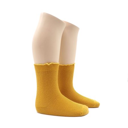 Calcetin infantil Valentin fruncido color senape 01